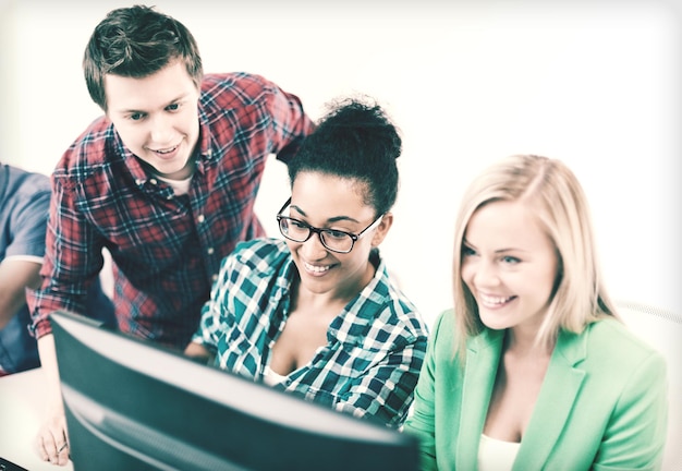 Foto onderwijsconcept - studenten met computer die op school studeren