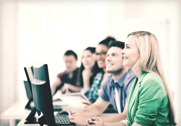 onderwijsconcept - studenten met computers die op school studeren