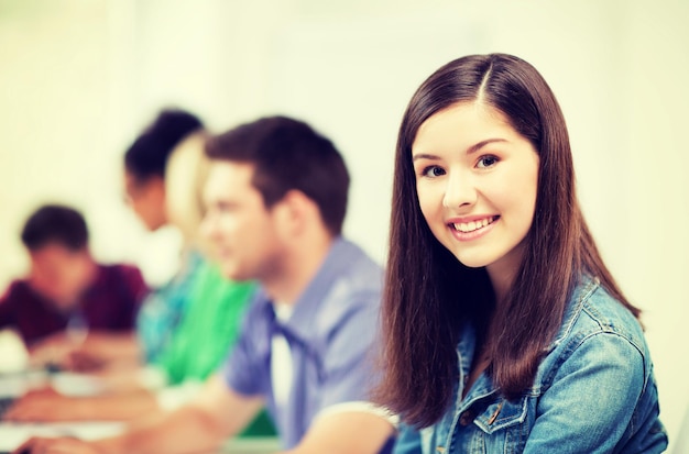 onderwijsconcept - studentenmeisje met computer die op school studeert