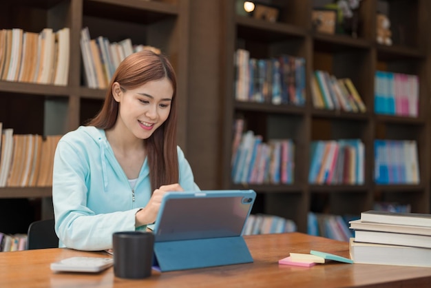 Onderwijsconcept tienermeisje gebruikt tablet om op sociale media te surfen naar ontspanning na studiehandleiding