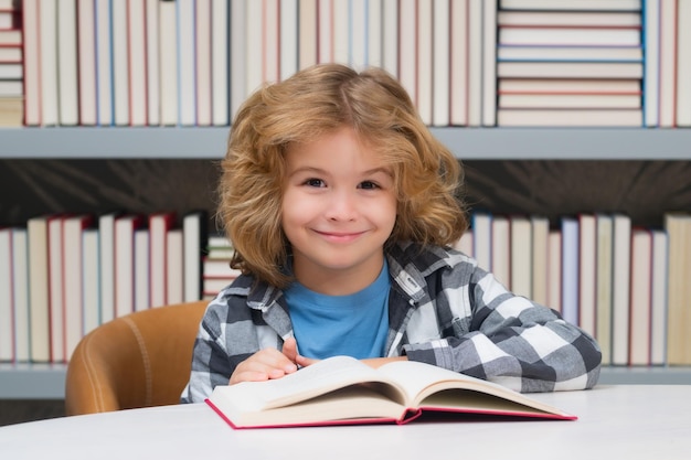 Onderwijskennis en boekhandelconcept Kind in de bibliotheek leest boeken Schoolkind kiest boek in schoolbibliotheek Kinderliteratuur om te lezen Kind in boekhandel