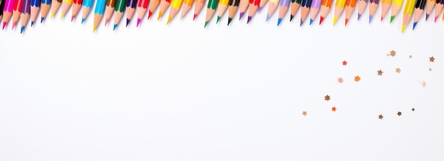 onderwijsmateriaal met kleurrijke potloden schrijfruimte voor het ontwerpen van flyers voor de terugkeer naar school