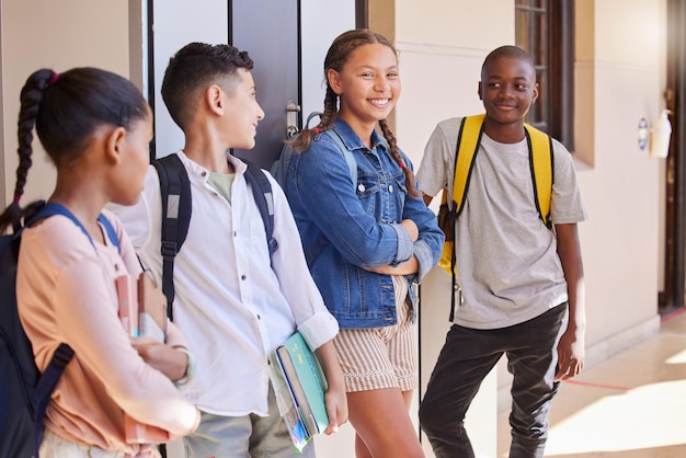 Onderwijsschool en studenten met boeken en diversiteit wachten buiten de klas met leren en ontwikkeling Academische basisschoolcampus en gelukkige kinderen glimlachen en klaar om te leren op de academie