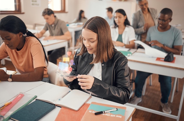 Onderwijstelefoon en student sms'en in een klaslokaal sociale media en internetverslaving met hologram Schoolmeisje en smartphone met dubbele belichting in een klas afgeleid lezen en online