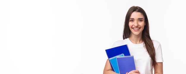 Onderwijsuniversiteit en het bestuderen van het portret van de conceptenclose-up van vriendschappelijke blije vrouwelijke student met bo