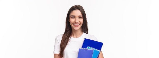 Onderwijsuniversiteit en het bestuderen van het portret van de conceptenclose-up van vriendschappelijke blije vrouwelijke student met bo
