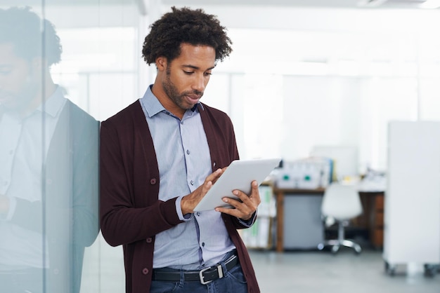 Onderzoek digitale tablet en zwarte man op kantoor voor het plannen van e-mail en planningsbeheer zoek bladeren en afrikaanse werknemer online voor zakelijke marketing web en app voor creatief opstartplan