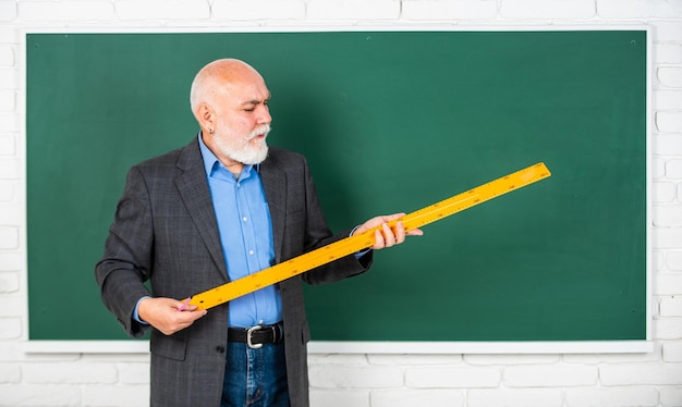 Onderzoek en onderzoek Hoe slagen in wiskunde Verschillende vakken en disciplines verkennen Man tutor schoolbord achtergrond Volwassen docent kennis delen Stam kennis Kennis concept