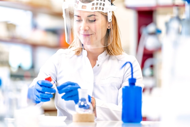 Onderzoek naar gevaarlijke chemische stoffen in een biochemisch laboratorium gebruikt vrouwelijke wetenschapper protecti