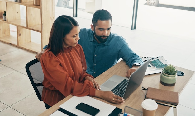 Onderzoek zakenpaar in thuiskantoor en samenwerken voor het online plannen van opstarten Coworking op website man en vrouw aan bureau met laptopondersteuning en mentor op project bij digitaal bureau