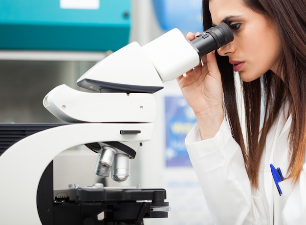 Onderzoeker aan het werk in een laboratorium