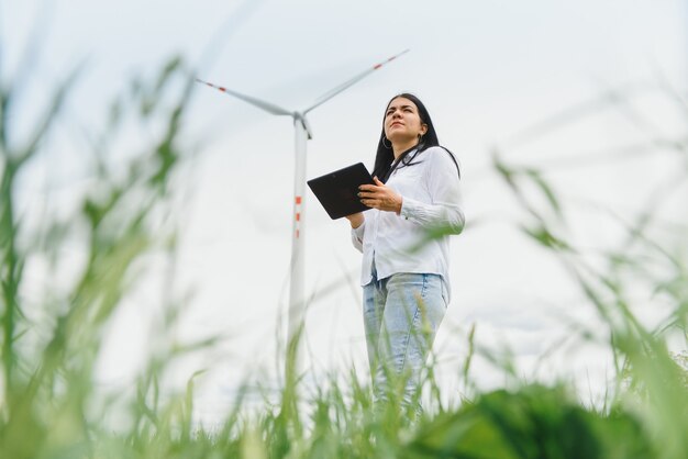 Onderzoeker analyseert uitlezingen op windenergiecentrale
