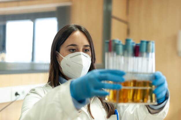 Onderzoeker arts wetenschapper of laboratoriumassistent die in het laboratorium werkt