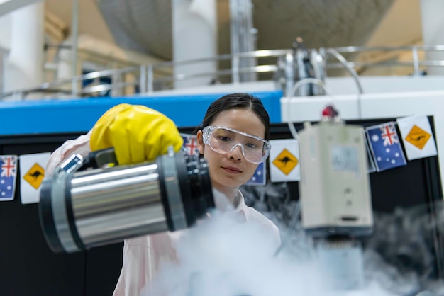 Foto onderzoekers voegden vloeibaar herium toe aan wetenschappelijke experimenten, ingenieurs gebruikten de apparatuur om te werken