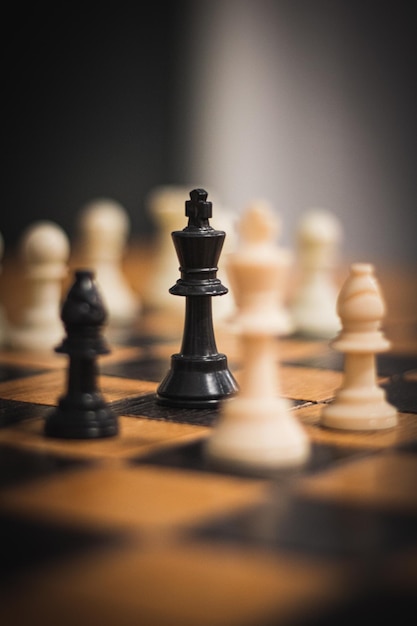 Ondiepe focus shot van de schaakfiguur van de zwarte koning