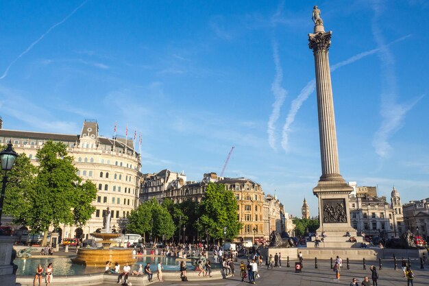 ONDON UK JUN14 2017 Mensen wandelen en ontspannen op Trafalgar Square London UK