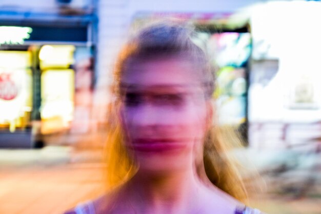 Foto onduidelijk beeld van vrouw in de open lucht