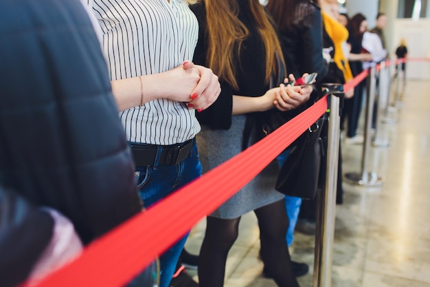 Foto onduidelijke afbeelding van de lange rij passagiers die wachten op inchecken bij de check-inbanken op de luchthaven