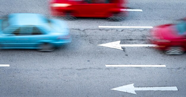 Foto onduidelijke beweging van auto's op straat