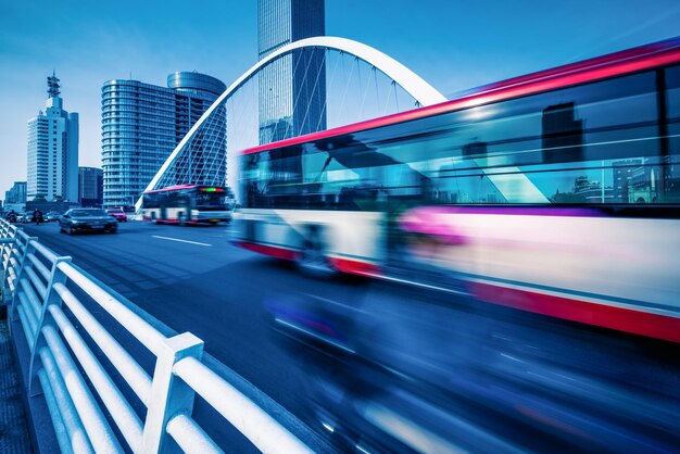 Foto onduidelijke beweging van de brug in de stad