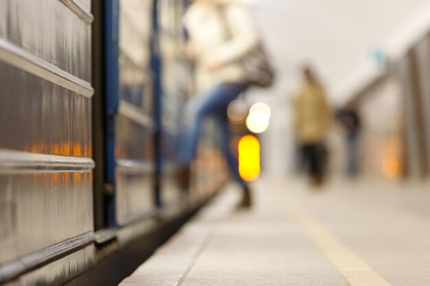 Foto onduidelijke beweging van de trein op het treinstation