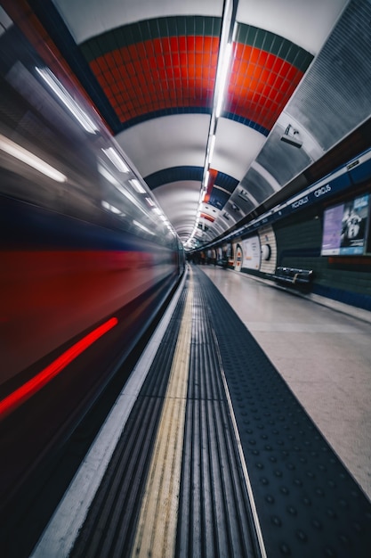 Onduidelijke beweging van de trein op het verlichte perron van het metrostation