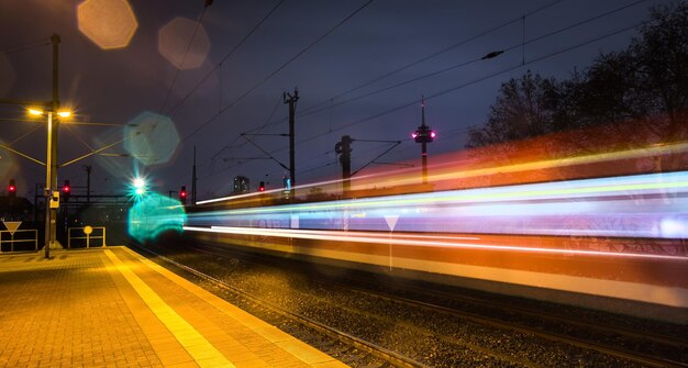 Foto onduidelijke beweging van de trein's nachts