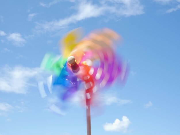 Foto onduidelijke beweging van een kleurrijk wiel tegen de lucht