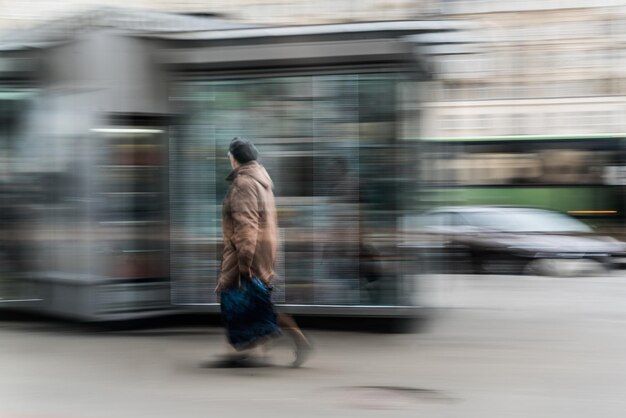 Foto onduidelijke beweging van een man die op de weg loopt