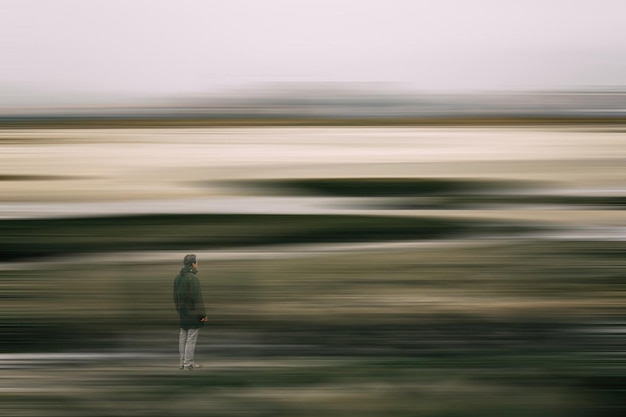 Foto onduidelijke beweging van een man die op de weg loopt