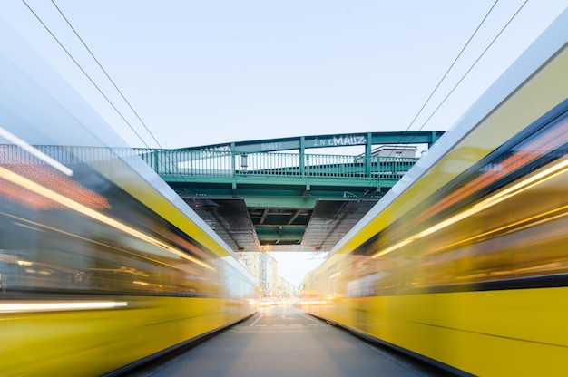 Onduidelijke beweging van gele treinen op het treinstation