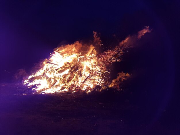 Foto onduidelijke beweging van het kampvuur's nachts