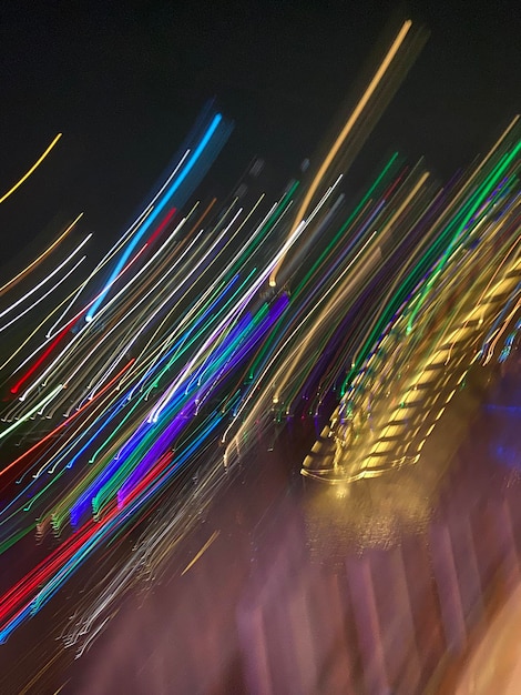 Onduidelijke beweging van lichtsporen's nachts
