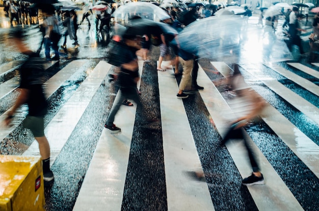 Onduidelijke beweging van mensen die met een paraplu op de weg lopen