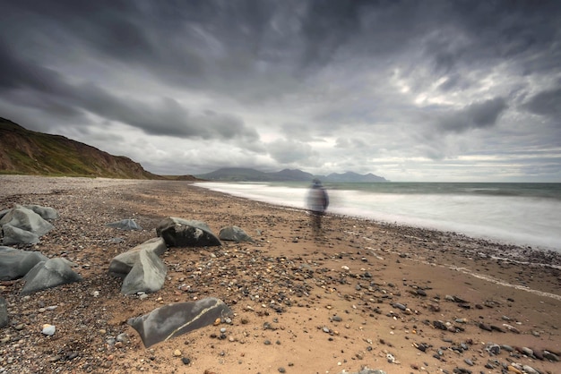 Foto onduidelijke bewegingen van een man op het strand