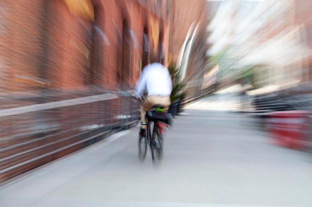 Foto onduidelijke bewegingen van een persoon die op straat fietsen