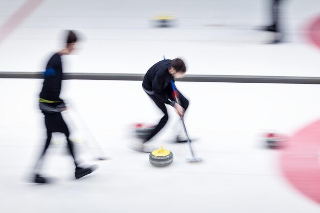 Foto onduidelijke bewegingen van mensen die curling spelen