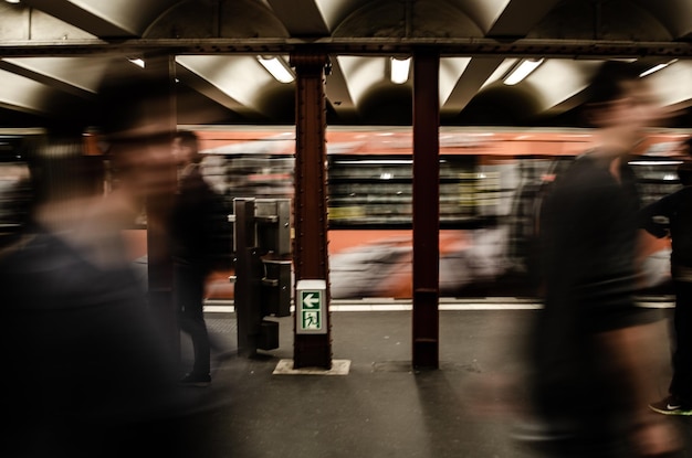 Onduidelijke bewegingen van mensen die met de trein lopen bij een metrostation