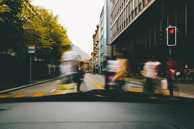 Onduidelijke bewegingen van mensen die op de weg in de stad lopen