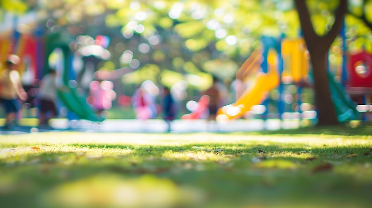 Foto onduidelijke speeltuinscene met kinderen en leraren