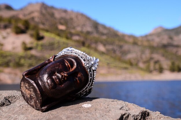 Foto un'antica statua di buddha vicino all'oceano