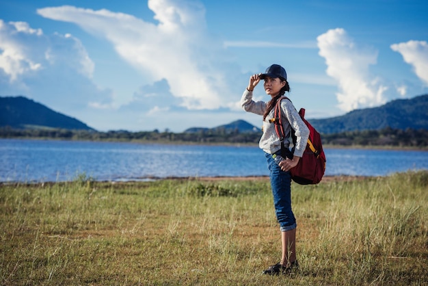 バックパッカー旅行アウトドア フォレストの 1 つのアジアの若い美しい女性