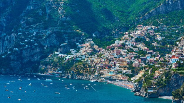 가파른 경사면 멋진 해변에 오래된 다채로운 빌라가 있는 이탈리아 최고의 리조트 중 하나인 포지타노(Positano) 해안을 따라 있는 항구와 중세 타워에 수많은 요트와 보트가 있습니다.