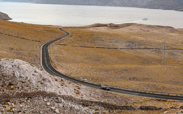 写真 景色の良い道路島海の1台の車