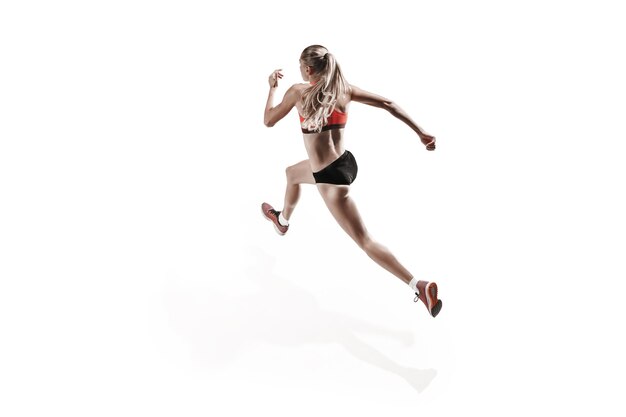 흰색 스튜디오 배경에서 달리고 점프하는 러너의 한 백인 여성 실루엣. 단거리 선수, 조깅하는 사람, 운동, 운동, 피트니스, 훈련, 조깅 개념. 뒷모습