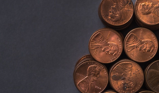 Photo one cent coin stacks on dark background