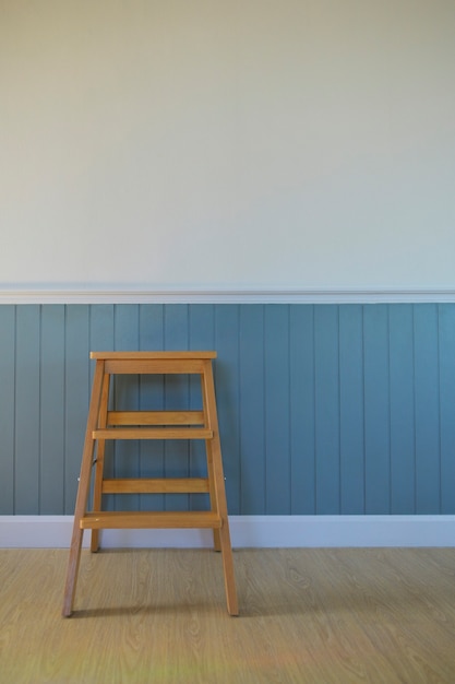 Foto un angolo di una casa in stile vintage con un muro bianco in legno folk.