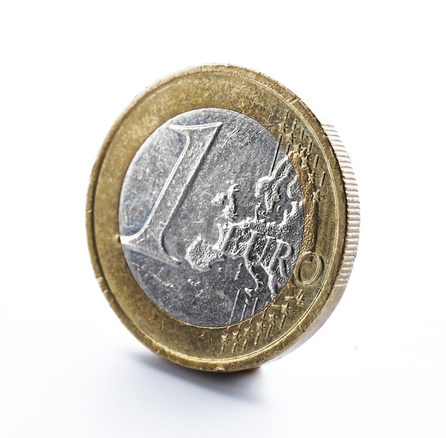 白い背景の1ユーロ硬貨