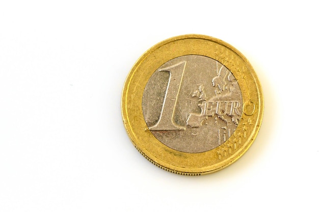 白い背景の1ユーロ硬貨