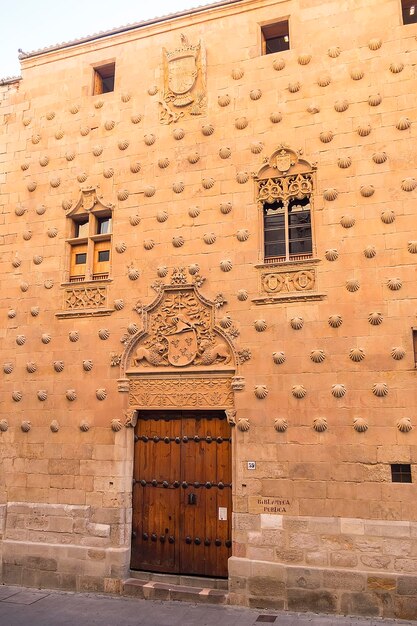 Один из фасадов здания Casa de las Conchas в Саламанке, Испания.
